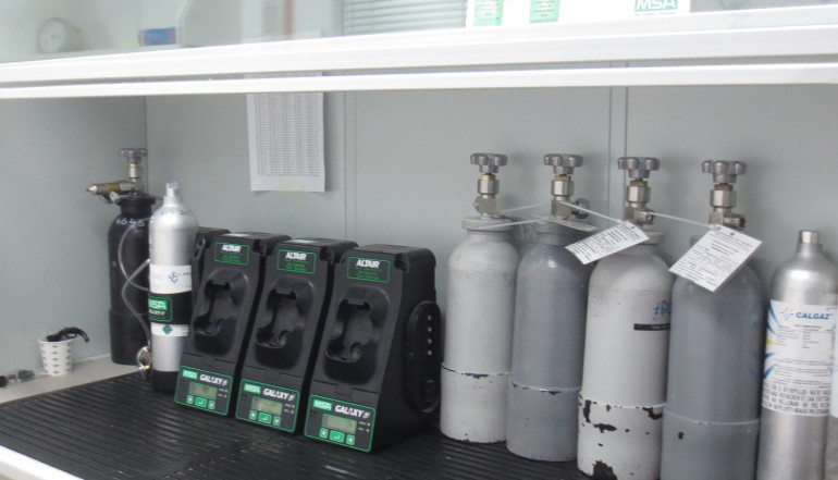 Breathing apparatus and gas analyzers